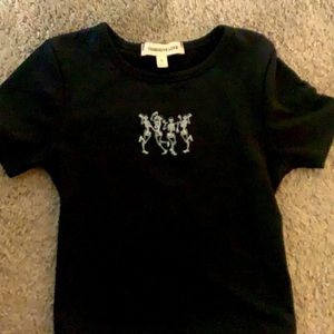 Top Black with a design of skulls
